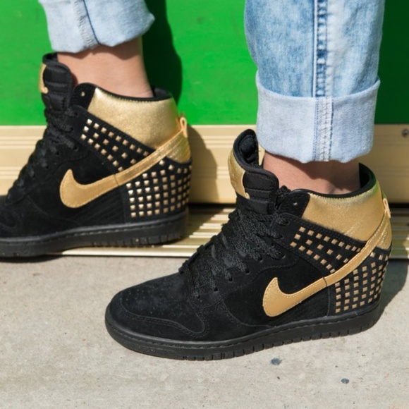 le scarpe nike schiacciare bottoni d'oro poshmark sky hi le scarpe nike schiacciare bottoni d'oro poshmark sky hi